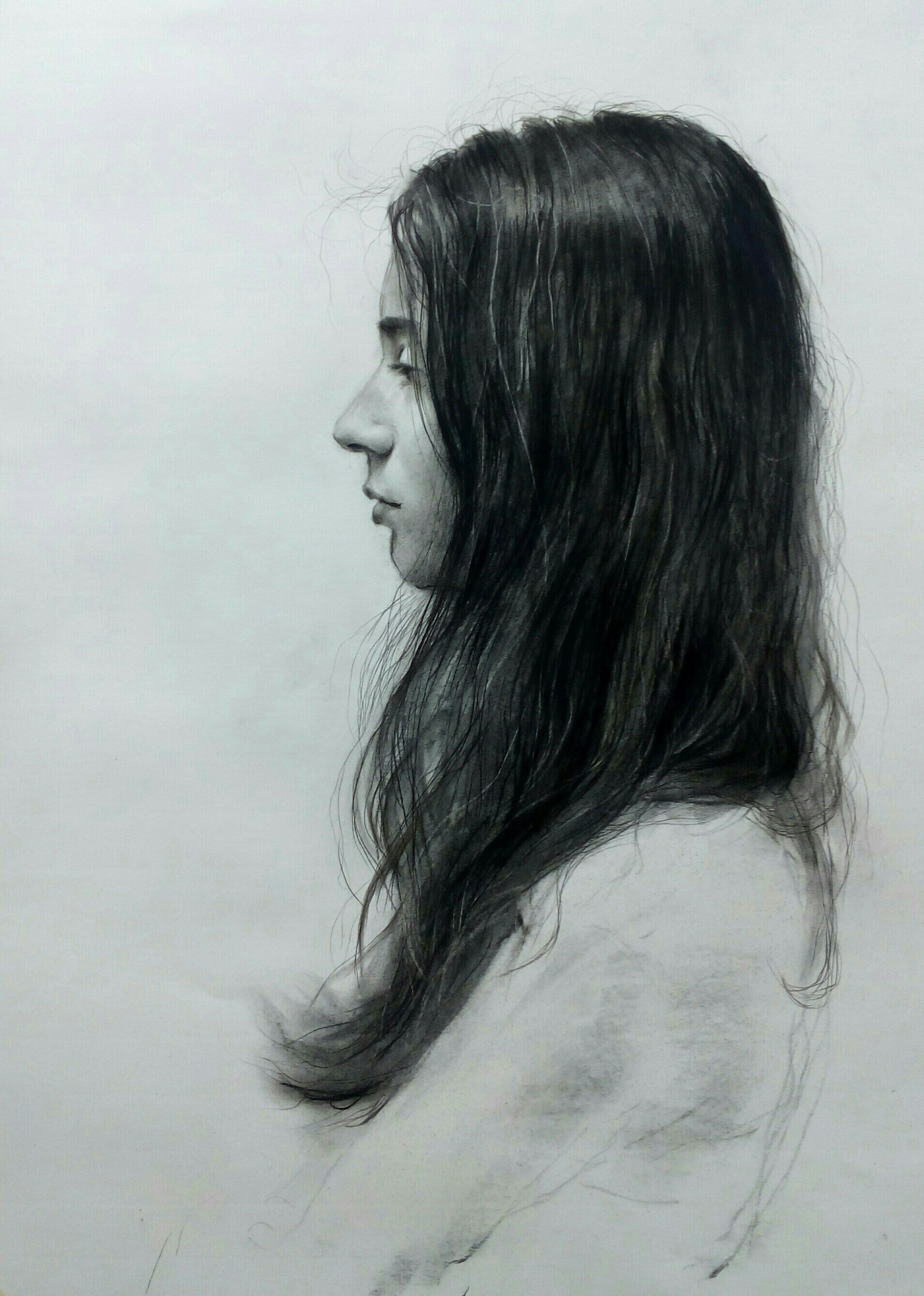 Joaquín Risueño 2018 pintor. Cabeza de perfil con el pelo suelto, 2015, carboncillo sobre papel, 46x67 cm.